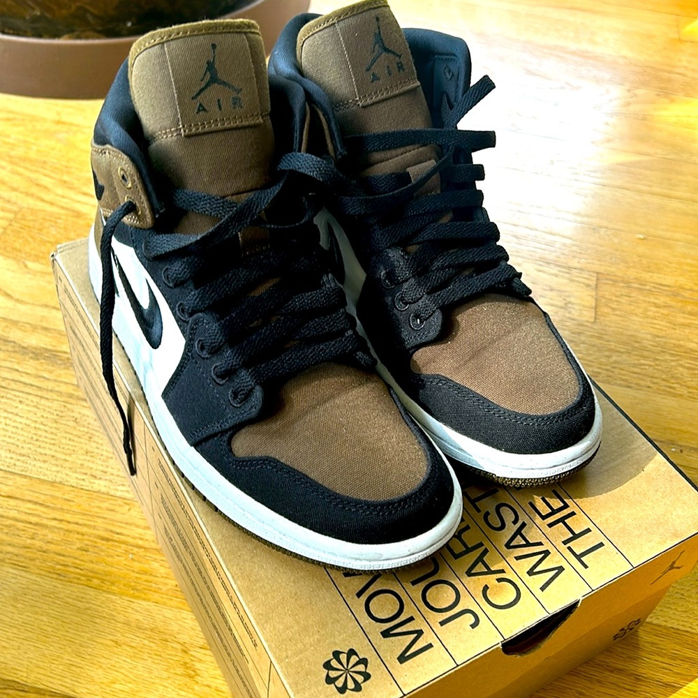 Nike Air Jordan 1 Mid Olive Toe (Women's) US 7